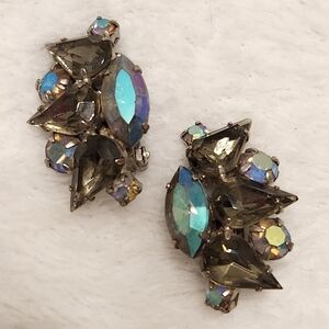 💕Vintage MCM Faceted Aurora Borealis And Gray Navette Stone  Clip-On Earrings